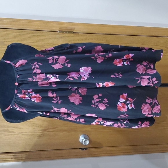 Torrid cold shoulder dusty purple floral rose pattern on black - Picture 5 of 7